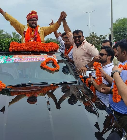 भारतीय जनता युवा मोर्चा के नव निर्वाचित जिला अध्यक्ष राज नागर का ग्रेनोवेस्ट की एक मूर्ति गोल चक्कर पर सुमित बैसोया ने किया भव्य स्वागत