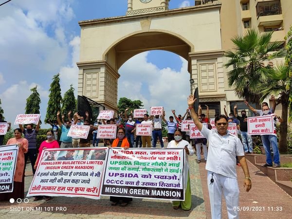 मिगसन बिल्डर के खिलाफ अक्रोशित होकर निवासियों ने निकाली कार रैली, बिल्डर की साइट पर किया धरना प्रदर्शन, लगाया गुंडों से धमकाने का आरोप, बिल्डर का पक्ष लेकर स्थानीय भाजपा नेता ने कराई अपनी फजीहत