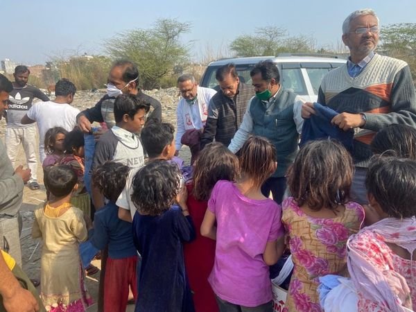 नेफोमा टीम ने जरूरतमंद लोगों को वस्त्र वितरण किए ।