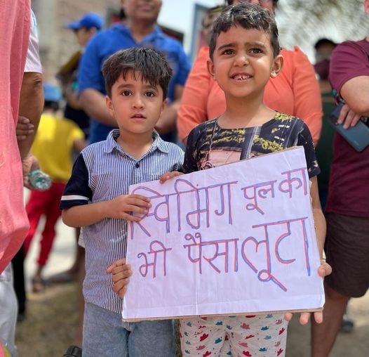 बिल्डर के खिलाफ अजनारा ली गार्डेन निवासियों का एक मूर्ति गोल चक्कर पर प्रदर्शन