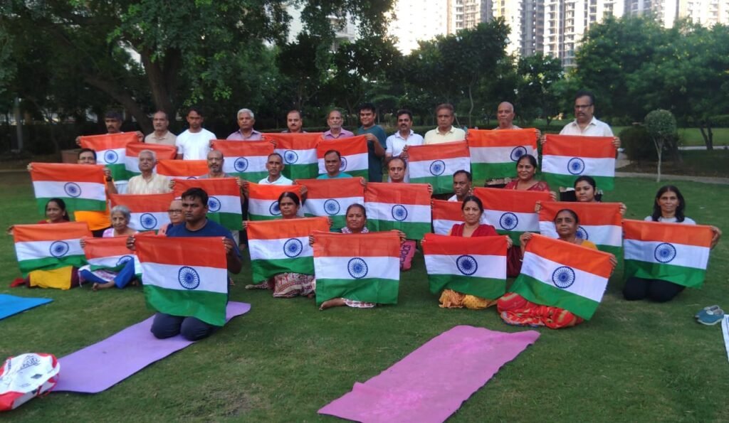 आजादी का अमृत महोत्सव पर नेफोमा ने प्राधिकरण के सहयोग से सोसायटीओं में 300 तिरंगा वितरण किया ।