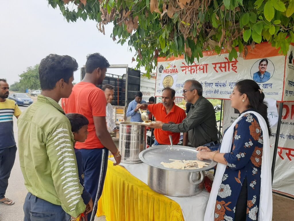 नेफोमा रसोई में जरूरतमंदों को ₹5 में भरपेट भोजन के साथ फ्री तिरंगा दिया गया ।