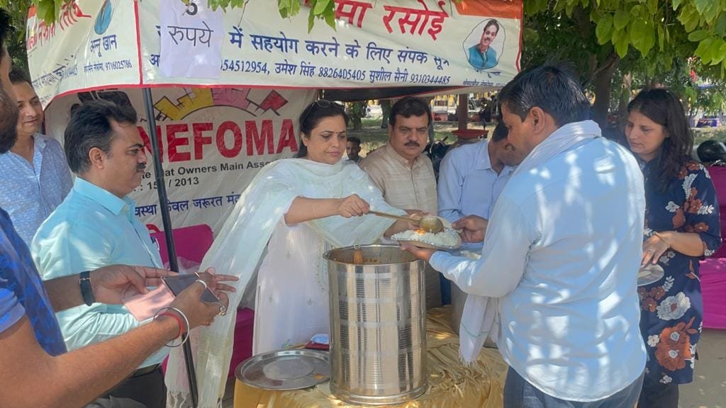 जरूरतमन्दों को 5 रुपए में भरपेट भोजन खिला रही नेफोमा, ज्योतिषचार्य दीपक दुबे ने की सेवा ।