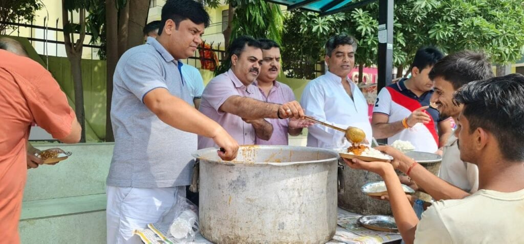 सर्व पितृ अमावस्या पर देविका कल्चरल फोरम ने भंडारा कर एक हजार जरूरमन्दों को कराया भोजन ।