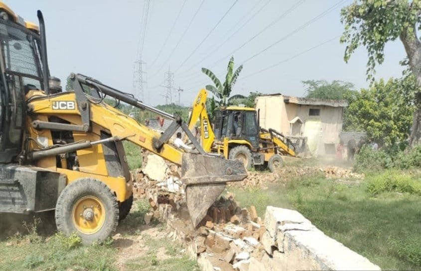 देखे कहाँ बाबा के बुल्डोजर ने खाली कराई 80 करोड़ की जमीन ।