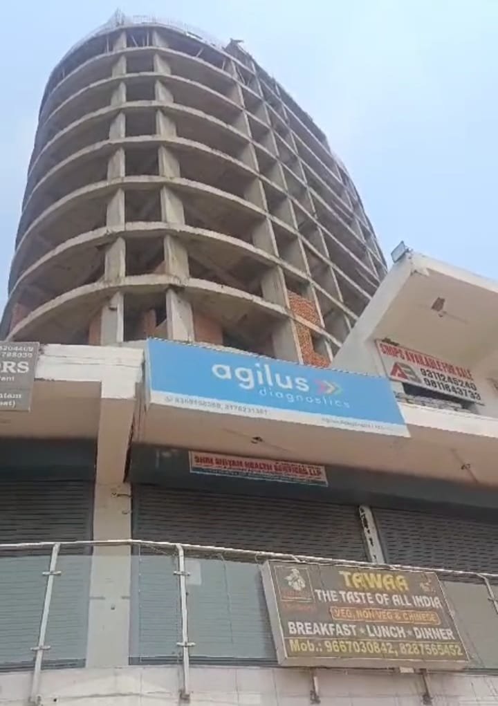 वेदांतम बिल्डर सेफ्टी नॉर्म्स को ताक पर रखकर बना रहा टावर, लकड़ी का हिस्सा गिरने से बड़ा हादसा होते होते बचा ।