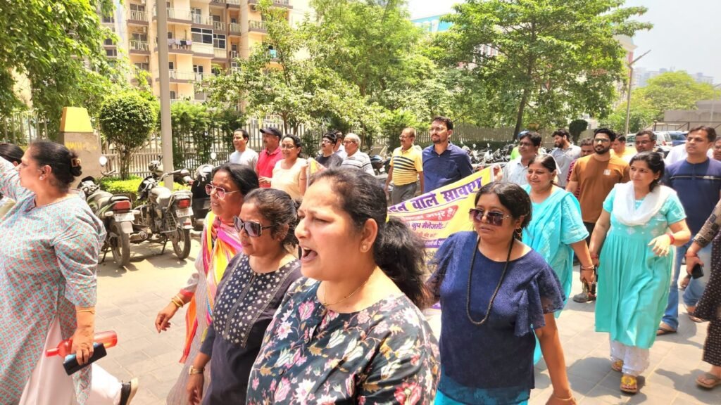 श्री राधा स्काई गार्डन सोसाइटी में निवासियों ने मूलभूत सुविधाओं के लिए बिल्डर के खिलाया खोला मोर्चा ।