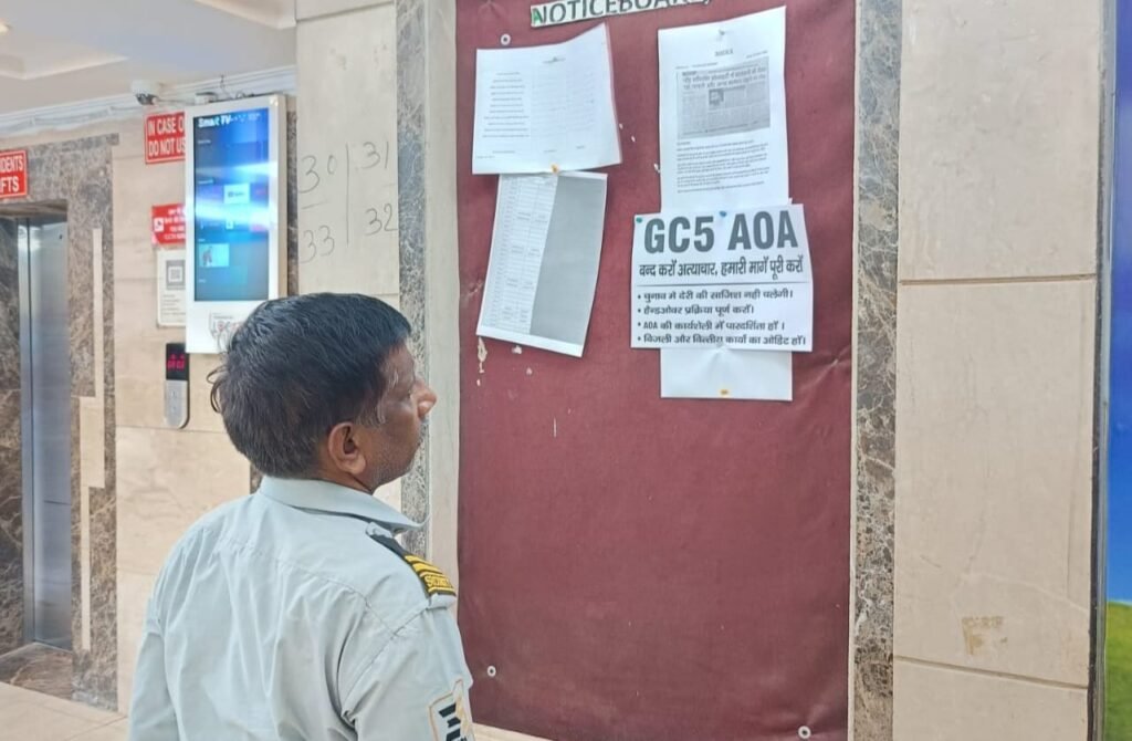 गौरसिटी जीसी 5 की एओए पर निवासियों ने लगाए गंभीर आरोप, सोसाइटी में लगाए पोस्टर