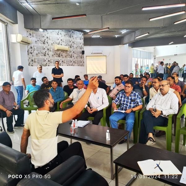 सुपरटेक के डायरेक्टर के सामने निवासियों ने रखी समस्याओं की लिस्ट ।