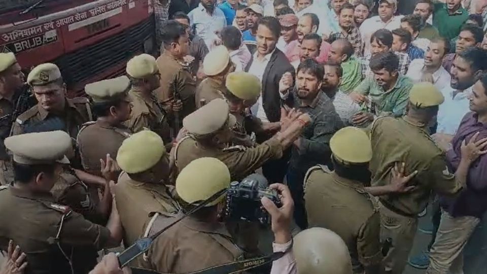 UPPSC के परीक्षार्थियों का प्रयागराज में जबरदस्त विरोध प्रदर्शन, पुलिस के साथ झड़प