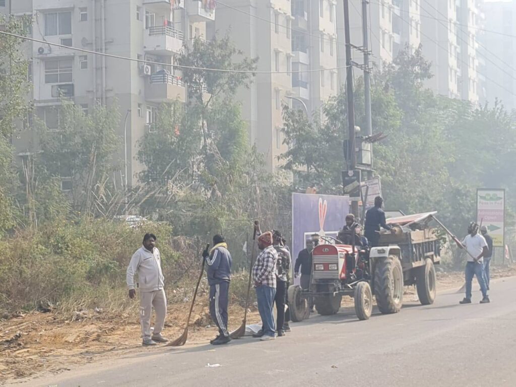 शिकायत करने पर हुई सड़कों की सफाई नेफोमा की नियमित सफाई और गड्ढे भरने की मांग