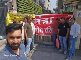 महागुण बिल्डर के ऑफिस पर सोसाइटी निवासियों ने थाली बजाकर किया प्रदर्शन
