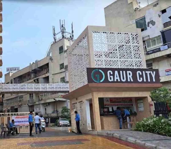 गौर सिटी की किस सोसायटी में बन गया सीवर के पानी का तालाब