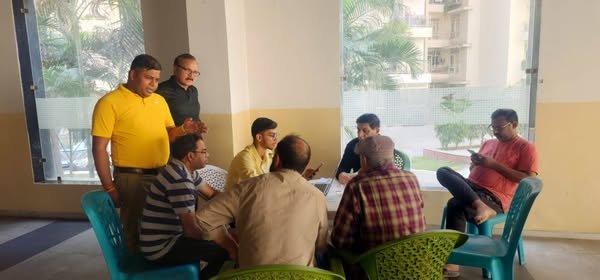 इकोविलेज 1 सोसाइटी में आयुष्मान कार्ड बनाने का कैंप लगा।