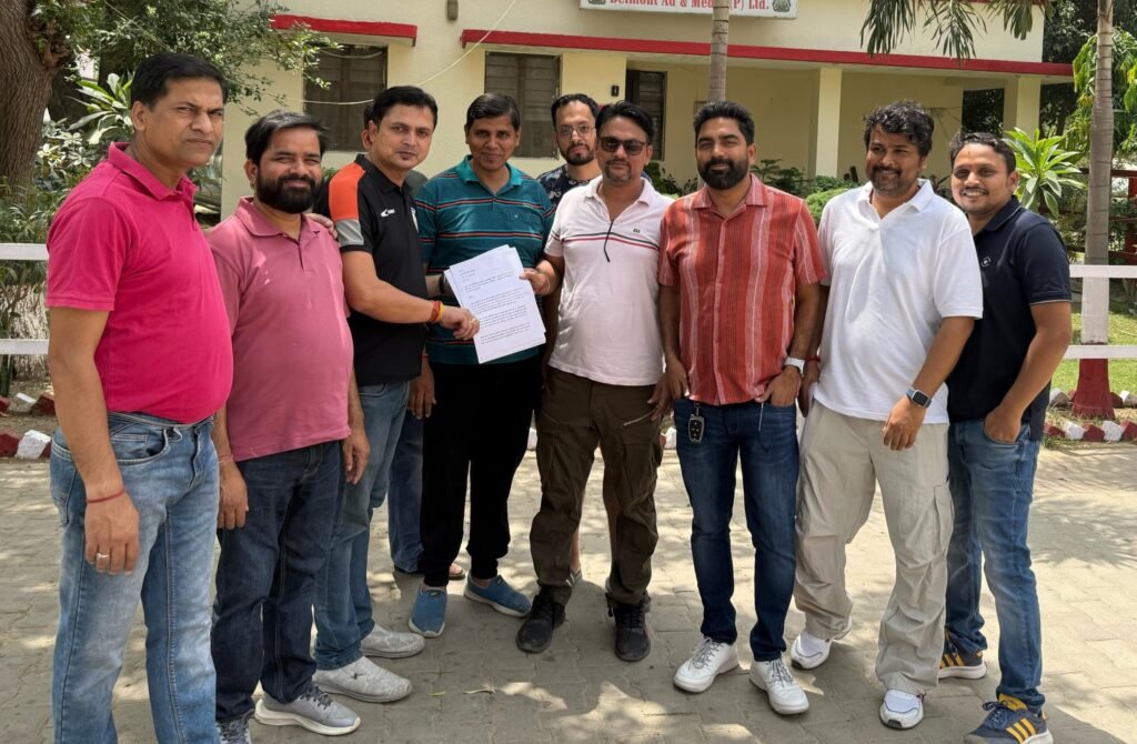 ला रेजिडेंशिया सोसायटी के समीप अंग्रेजी शराब एवं बियर की दुकान के खिलाफ निवासियों ने सौंपा ज्ञापन, कल जिलाधिकारी से मिलेंगे