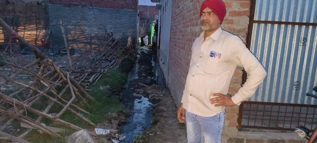 बाबरपुर इस्लामनगर की सड़क खस्ताहाल से निवासी परेशान ।