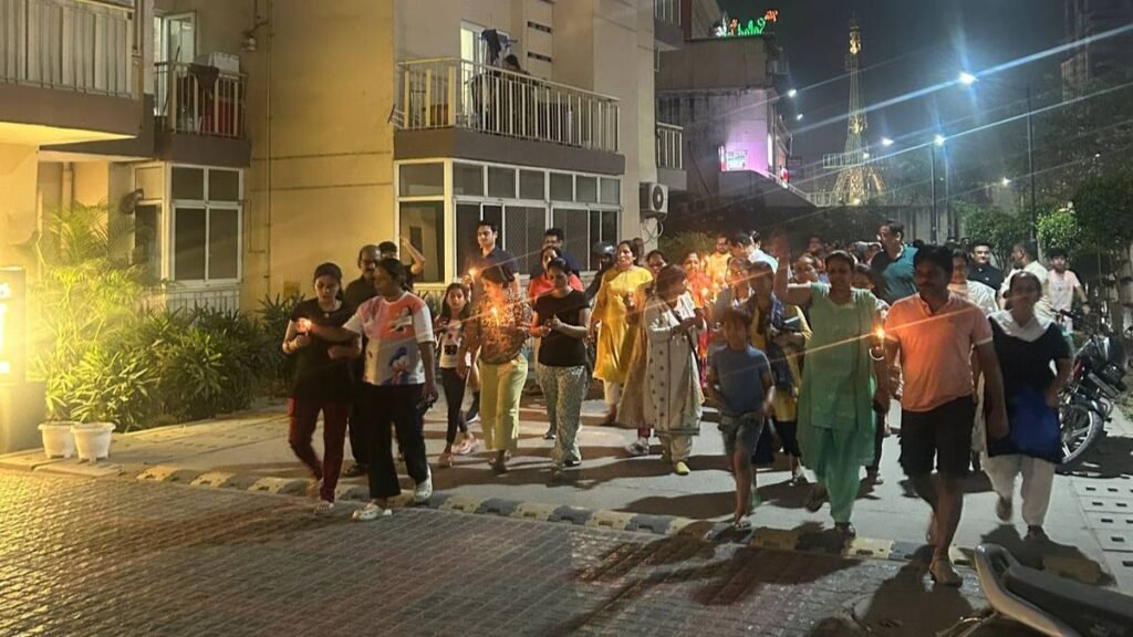पहलगांव आतंकी हमले के विरोध में फ्रेंच अपार्टमेंट के निवासियों ने निकाला कैंडल मार्च एवं श्रद्धांजलि सभा