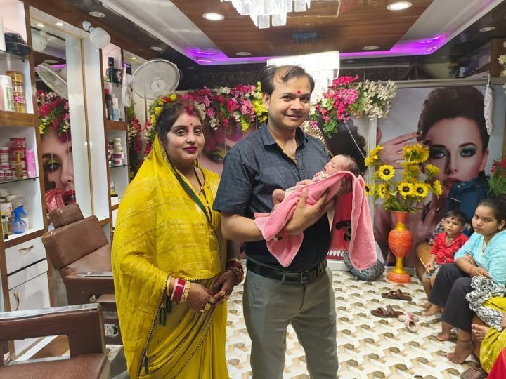 झाड़ियों में मिली बच्ची को अपनाकर एक दंपति ने मानवता की मिशाल कायम की