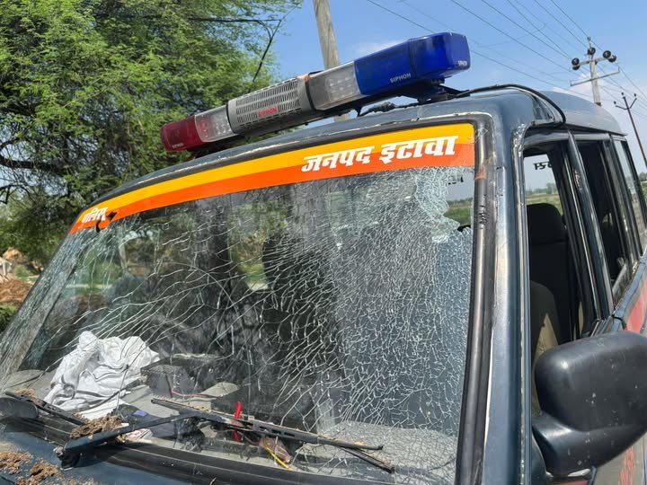 इटावा में दादरपुर गांव से पहले यादव समाज व अहीर रेजिमेंट के युवाओं ने किया पथराव और तोड़ी पुलिस की गाड़ी।