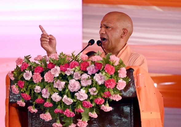 डबल इंजन की सरकार में बेटी और व्यापारी दोनों सुरक्षित योगी आदित्यनाथ