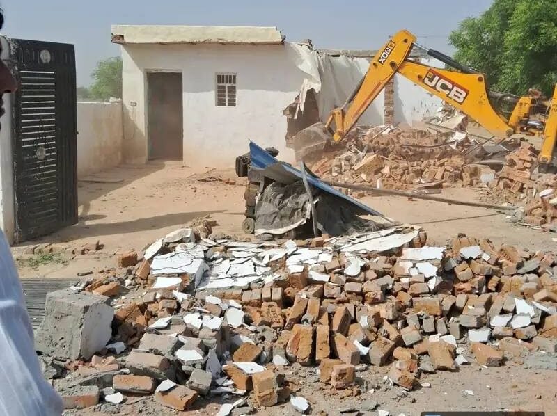 सुनपुरा में चला ग्रेनो प्राधिकरण का बुल्डोजर, अवैध कालोनी काटने पर ग्रेनो प्राधिकरण ने की कार्रवाई