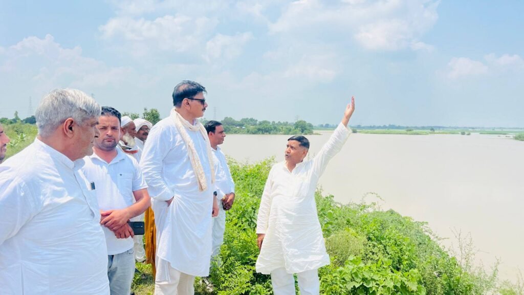 जेवर विधायक श्री धीरेन्द्र सिंह ने बाढ़ प्रभावित क्षेत्रों का किया दौरा, अधिकारियों को दिए आवश्यक निर्देश