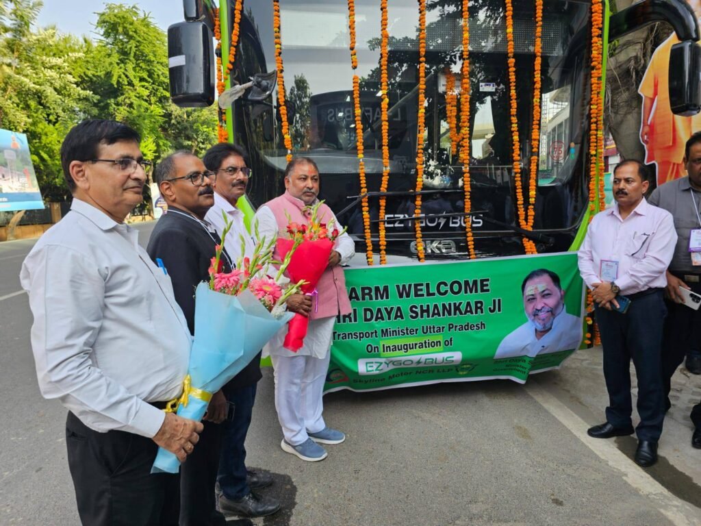 उत्तर प्रदेश इंटरनैशनल ट्रेड शो के दौरान एक्सपो सेंटर से परिवहन मंत्री ने दो कंपनियों की इलेक्ट्रिक बसों को नोएडा से हरी झंडी दिखाकर रवाना किया