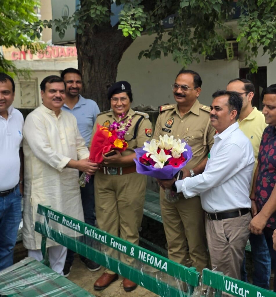 ग्रीन ग्रेटर नोएडा वेस्ट के तहत सभी दस पुलिस चौकियों पर उ० प्र० कल्चरल फोरम एवं नेफोमा ने बैठने के लिए बेंच और पौधे दिए
