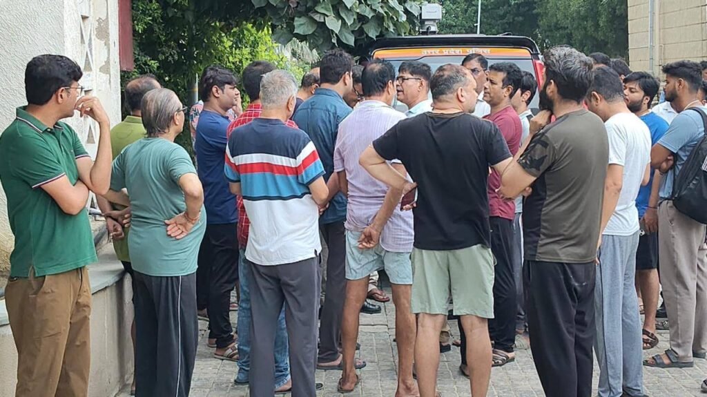 महागुन मंत्रा 1 में कई महीने से बेतन न मिलने के कारण कर्मचारियों ने पानी की सप्लाई रोकी