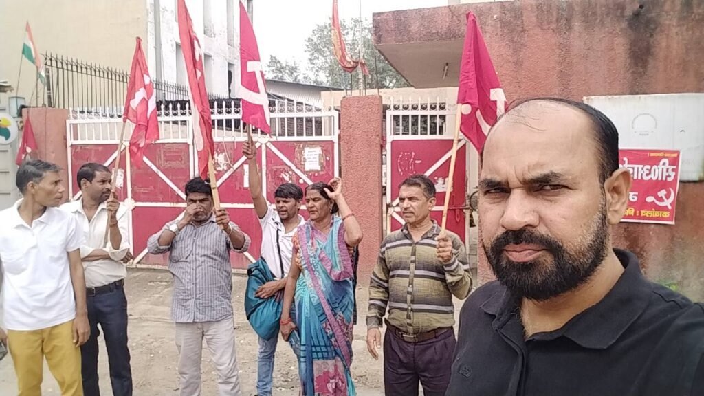 नौकरी से निकाले जाने के खिलाफ मैसर्स वाईआर क्राफ्ट कम्पनी पर सीटू के बैनर तले श्रमिकों ने शुरू किया धरना प्रदर्शन