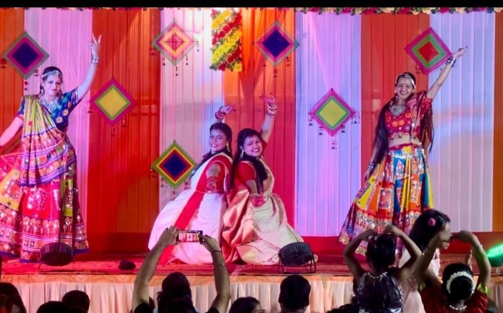 समृद्धि ग्रैंड एवेन्यू सोसायटी की महिलाओं ने दशहरा महोत्सव पर सांस्कृतिक कार्यक्रम में धुनुची नृत्य प्रस्तुत किया