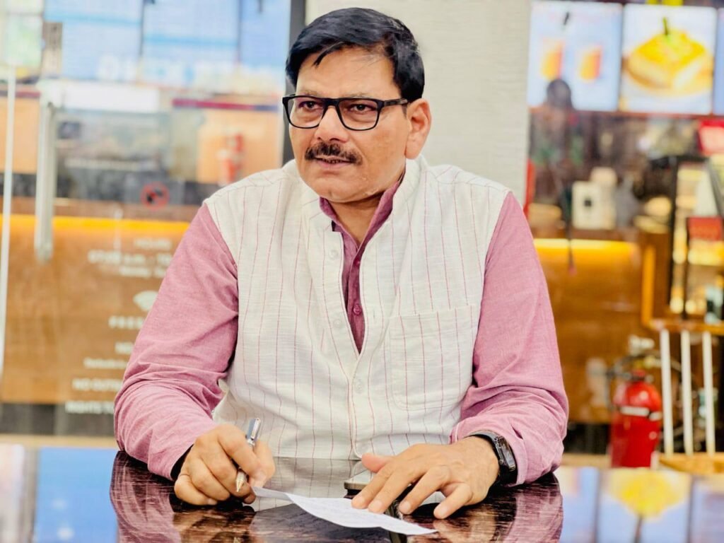 जेवर विधायक ने प्रभावित परिवारों की महिलाओं संग भोजन कर सुनीं दिल की बातें