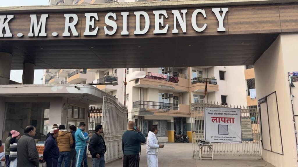 के०एम० रेजिडेंसी के सोसाइटी निवासी लगा रहे झाड़ू, लगाए बिल्डर लापता के पोस्टर ??