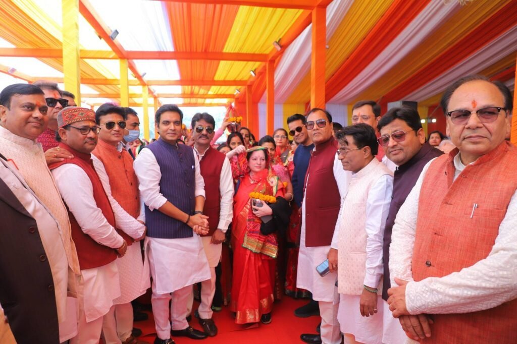 भव्य कलश यात्रा के साथ श्रीमद्भागवत कथा का शुभारंभ