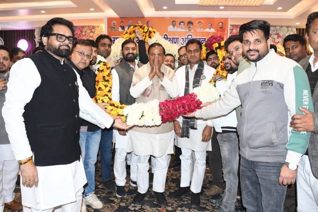 ग्रेटर नोएडा वेस्ट में भाजपा कार्यकर्ताओं का सांसद डॉ० महेश शर्मा ने बढ़ाया मनोबल ।