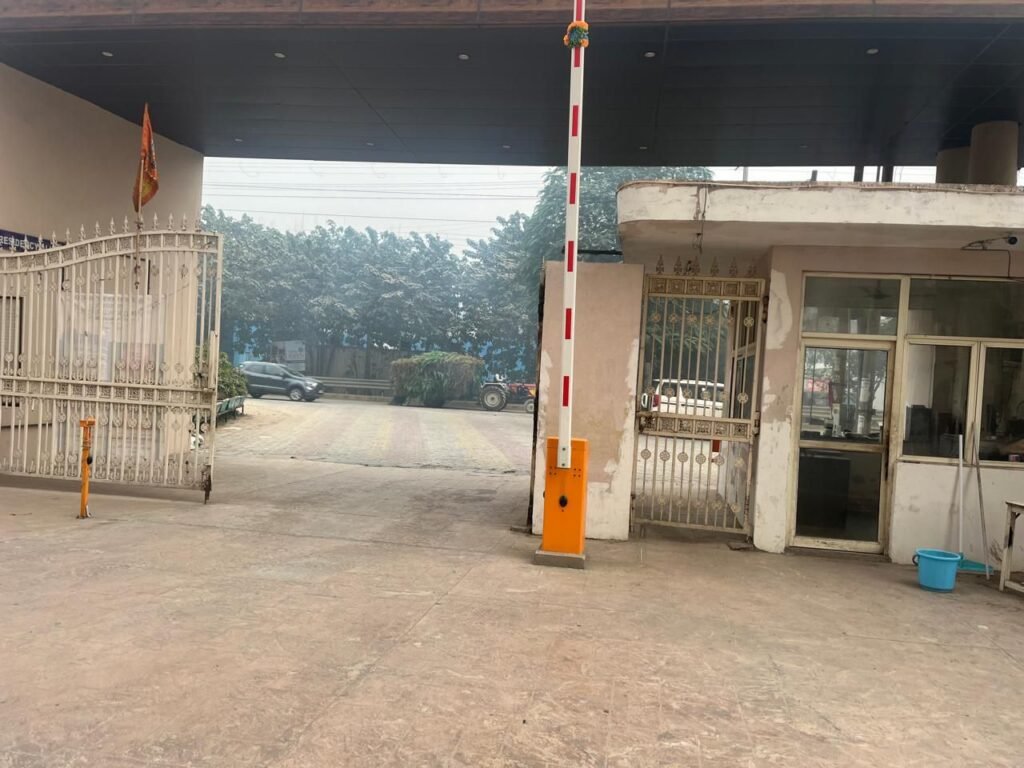 के०एम० रेजिडेंसी बिल्डर ने सोसाइटी से हटाई सिक्योरिटी निवासियों ने थाने में की शिकायत।