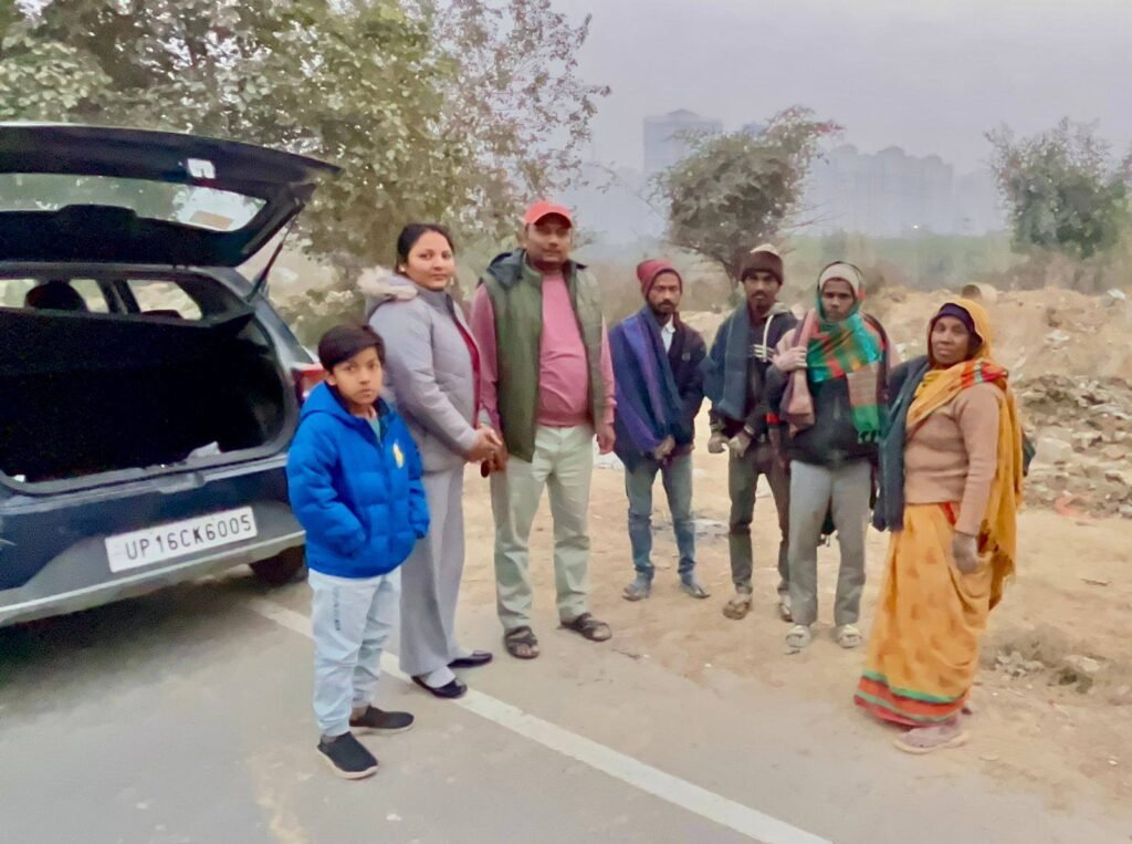 गौतमबुद्धनगर में पहल संस्था द्वारा जरूरतमंदों के लिए कंबल वितरण अभियान