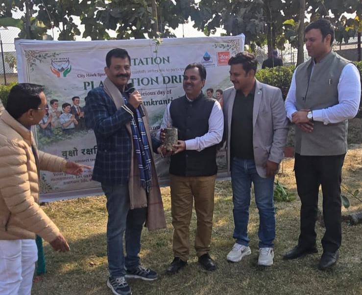 ग्रेटर नोएडा नॉलेज पार्क में सिटी हॉक स्पोर्ट्स फाउंडेशन द्वारा आयोजित मकर संक्रांति के अवसर पर प्रमुख साजसेवियों ने प्लांटेशन ड्राइव में भाग लिया