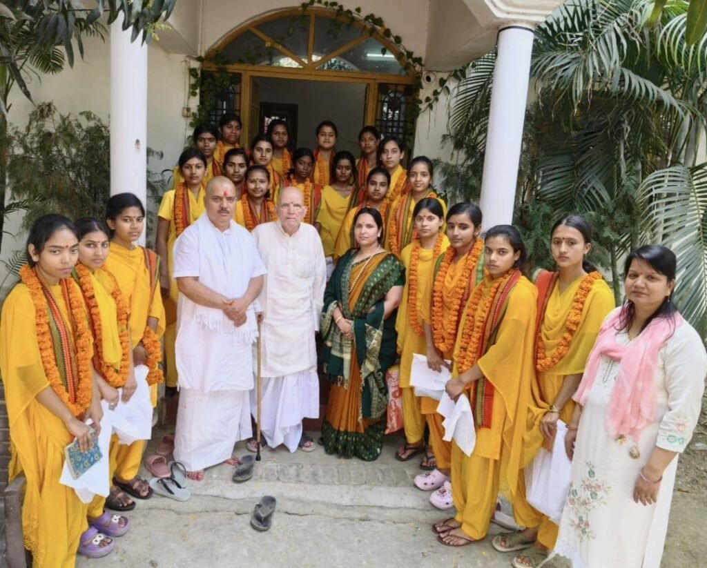 पाणिनि कन्या महाविद्यालय की कन्याओं द्वारा वेद ऋचाओं के पाठ से गूंजा गाजीपुर का गांव पुरैना