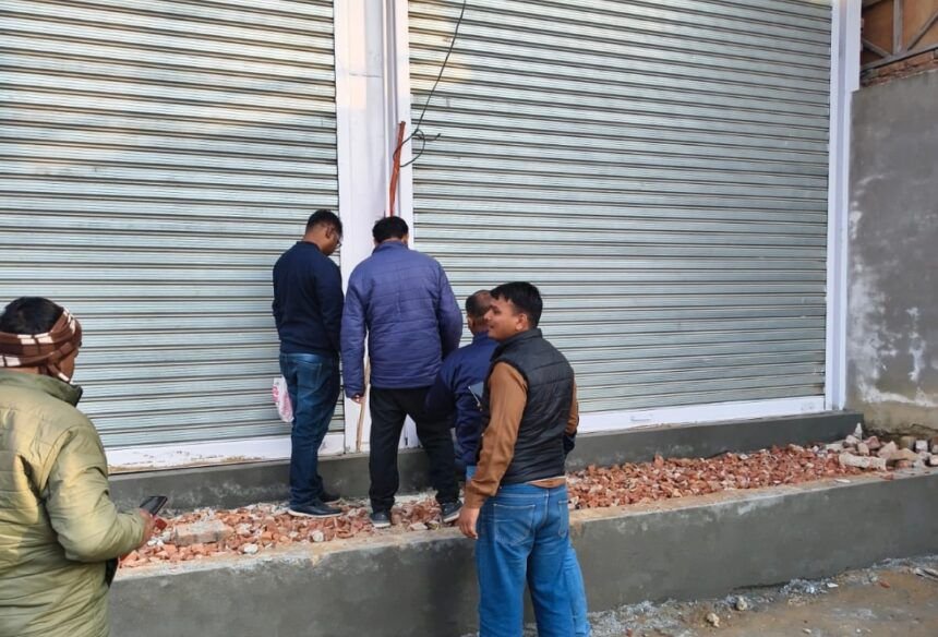ग्रेटर नोएडा ऑथोरिटी ने शाहबेरी में 9 दुकानों को सील किया प्राधिकरण की 17 दिन में सातवीं बड़ी कार्रवाई