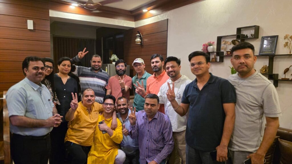 प्राधिकरण द्वारा देविका गोल्ड होम्स में रजिस्ट्री को लेकर निर्देश जारी निवासियों ने एक दूसरे को मिठाई खिलाकर किया खुशी का इजहार