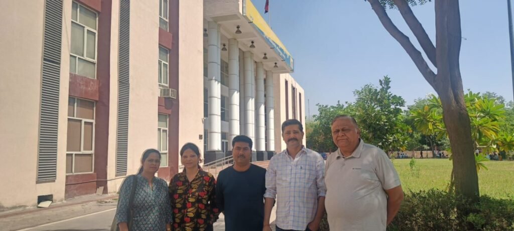 गौर सिटी के राधा पार्क में सुप्रीम कोर्ट के आदेश की धज्जियां उड़ाते हुए महोत्सव और समारोहों में देर रात तक बजने वाले तेज आवाज से गौर सिटी के निवासी परेशान