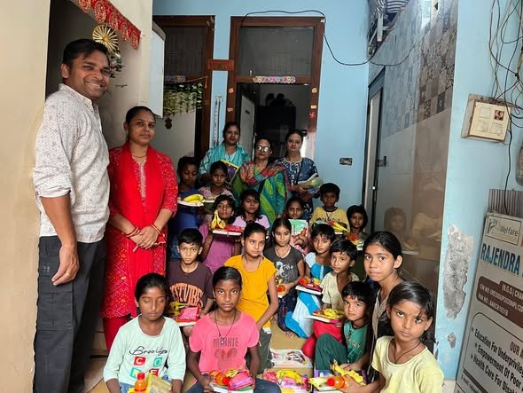 हेल्पिंग ग्रुप के सदस्यों ने जरूरतमंद बच्चों को निशुल्क स्टेशनरी का सामान दिया।