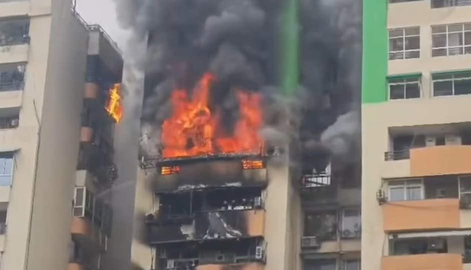 गाजियाबाद की गौर ग्रीन एवेन्यू सोसाइटी में लगी भयंकर आग 8 फ्लैट जले