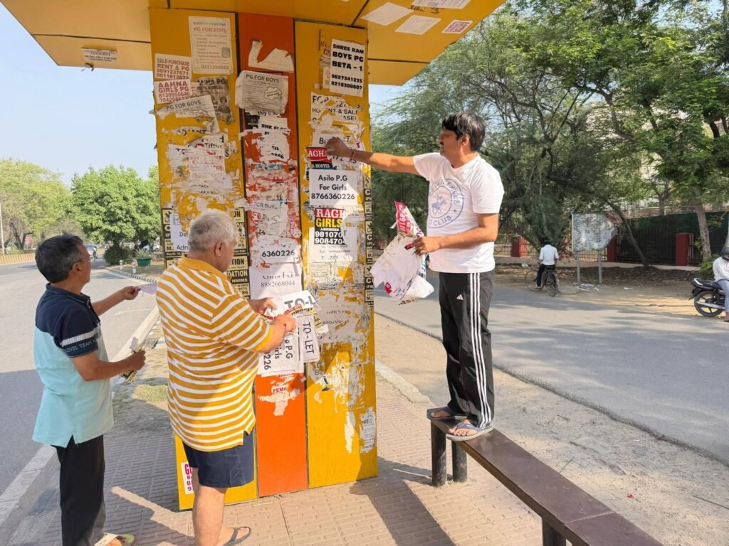 ग्रेटर नोएडा में दिशासूचक बोर्ड और बस स्टैंड पोस्टरों से पाटे गए, एक्टिव सिटीजन टीम ने की कार्रवाई की मांग