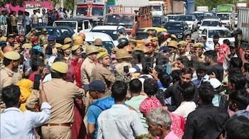 नोएडा में हजारों कर्मचारियों ने सड़कों पर उतरकर जोरदार प्रदर्शन किया।