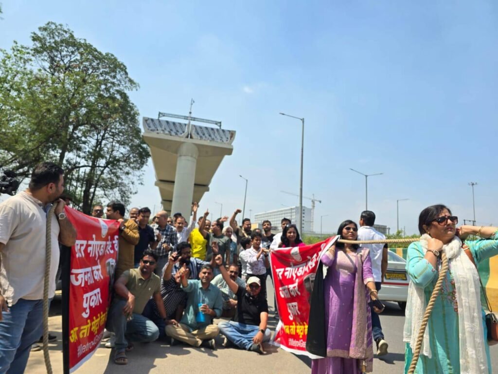 ग्रेटर नोएडा वेस्ट मेट्रो की DPR को निरस्त किए जाने से नाराज निवासियों ने नोएडा में किया प्रदर्शन