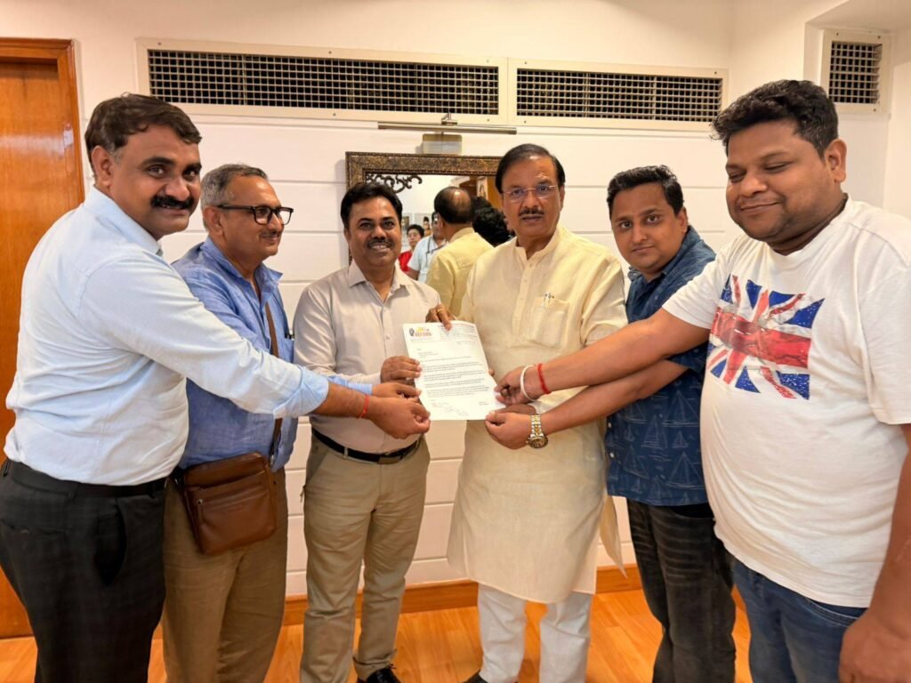 ग्रेटर नोएडा वेस्ट में मेट्रो सेवा शीघ्र प्रारंभ कराने हेतु नेफोमा ने सांसद डा० महेश शर्मा को दिया ज्ञापन