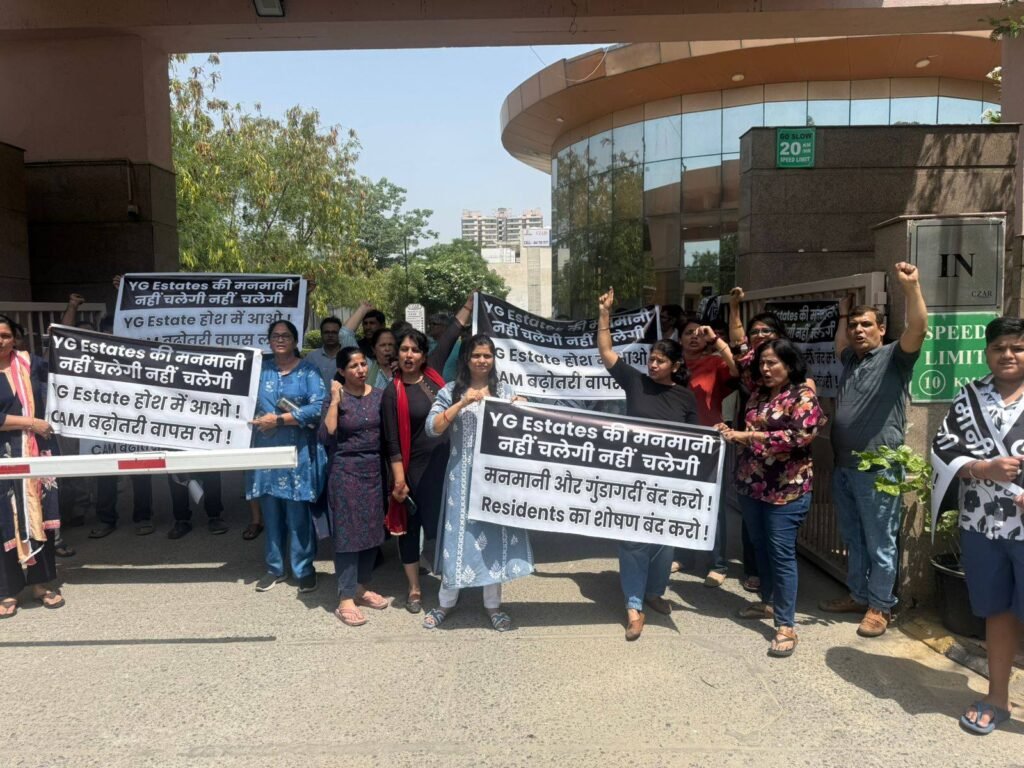 सुपरटेक ज़ार के रेजिडेंट्स ने मेंटीनेंस चार्ज बढ़ाने के विरोध में किया प्रदर्शन