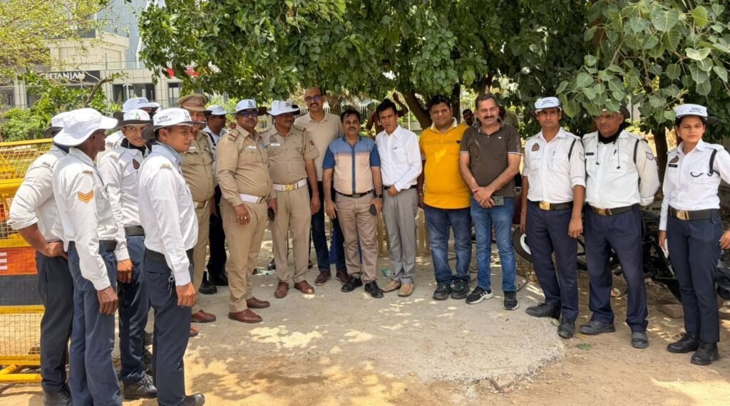 तपती धूप और गर्मी के बचाव के लिए ट्रैफिक पुलिस सहयोगियों को नेफोमा व पैसेफिक स्कूल के सहयोग से कैप वितरित की गई ।